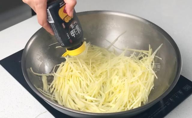  植物油|几个土豆，一碗面粉，成本不到5元，轻松搞定比肉夹馍还好吃