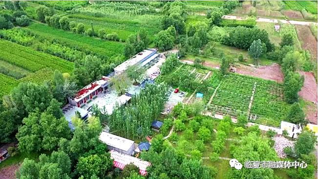  小康生活|【走向我们的小康生活】办起特色农家乐，带领乡亲奔小康