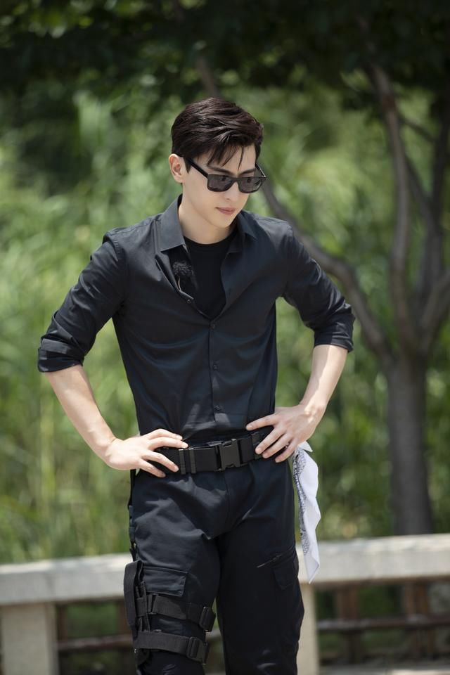  造型|邓伦全黑特攻造型酷帅有型 含泪告白“极限男团”