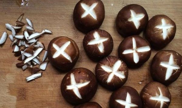  清水|香菇别只用清水洗，洗不干净的，加点“它”，让脏东西自己跑出来