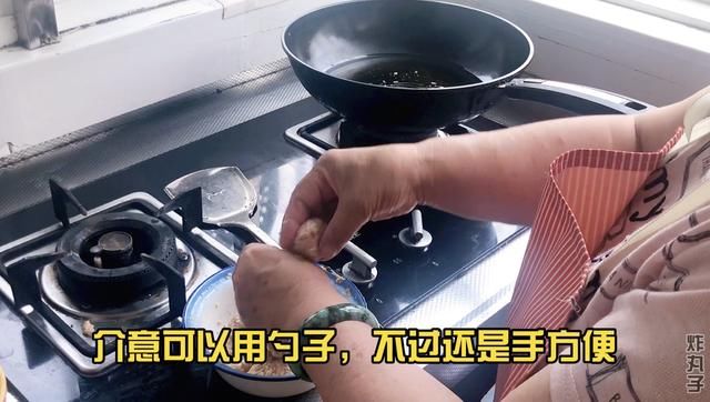  炸丸子|炸丸子：咬破一小口，混杂着豆腐和肉香的热气便扑面而来