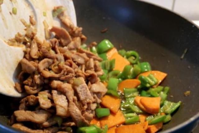  不腥|不管炒什么肉，别再加淀粉！大厨教你3招，肉质嫩滑入味，还不腥