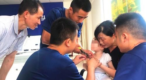  消防指战员|幼童手卡螺母，救援中淡定吃早餐