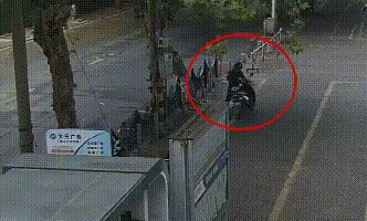 民警|在商场外睡了一觉，醉酒男报假警说鞋垫下的100元不见了？警方：你咋有点像偷电动车的嫌犯呢