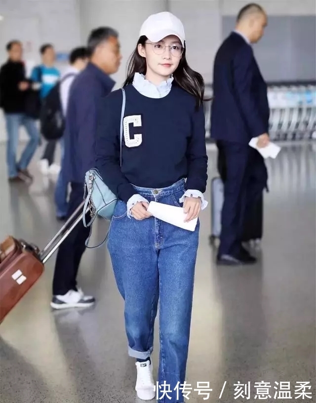 清新|被李沁甜到了！粉色卫衣配短裙清新又甜美，28岁美成了18岁少女