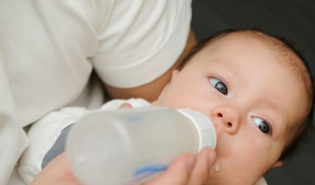  天喂|0-12月宝宝每天奶量大全！看看你家宝宝吃饱了吗