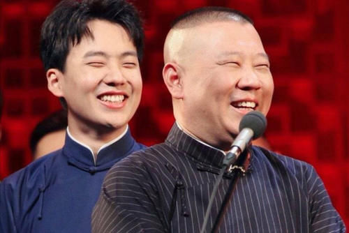  大笑|郭麒麟又被围攻撕名牌，女孩子们都在大笑，只有baby的反应最暖心