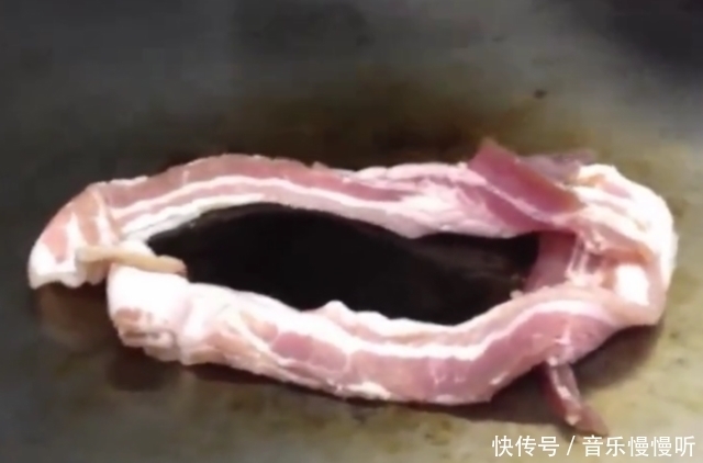 小伙|小伙把鸡蛋打在五花肉上,十分钟后,路人惊呆了