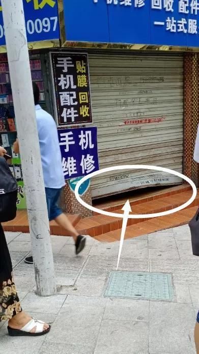 遭起|凶哟，门都遭撬烂了！昨晚达城偷儿出没，好多手机门市都遭起了！
