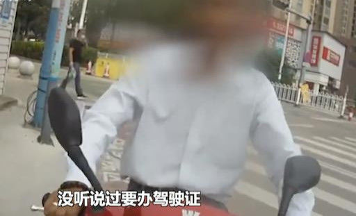  放火烧|＂骑摩托要驾驶证?＂大爷不满处罚 放火烧交警岗亭