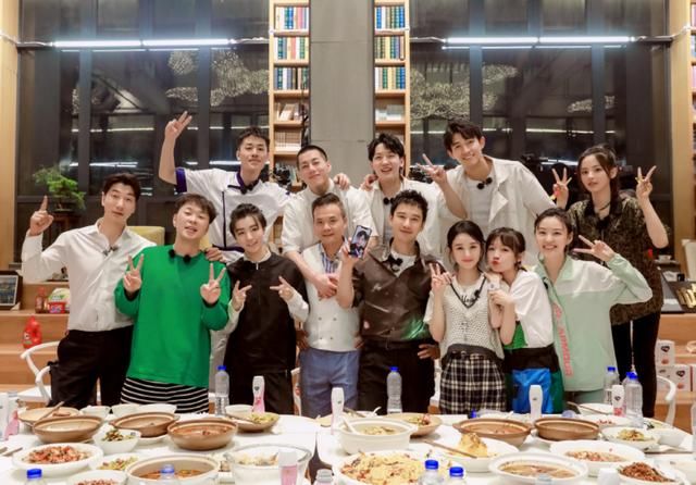  嘉宾|中餐厅员工聚餐，黄晓明拍照时还拿手机，可放大5倍后：错怪你了