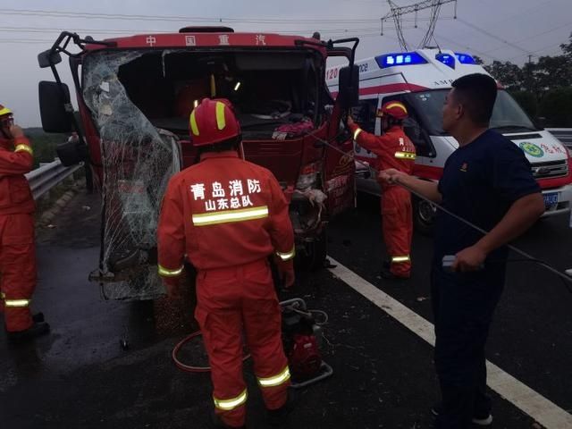  救人|沈海高速凌晨突发车祸！大货车司机被困驾驶室，12名消防员紧急破拆救人