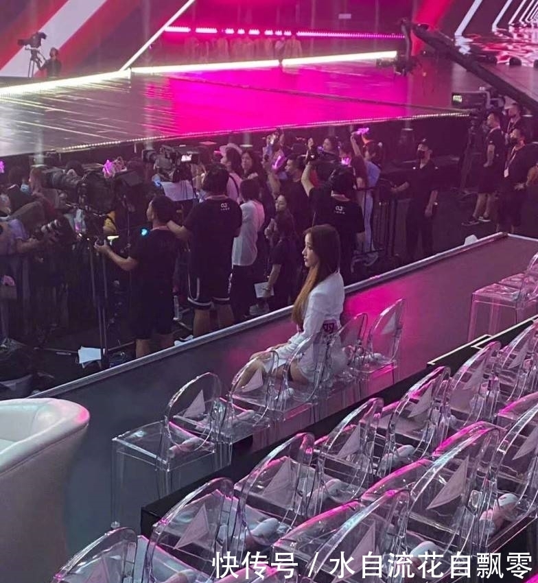 独自|姜贞羽秒登热搜第一!台下独自一个人观看成员跳舞,背影落寞引人心疼