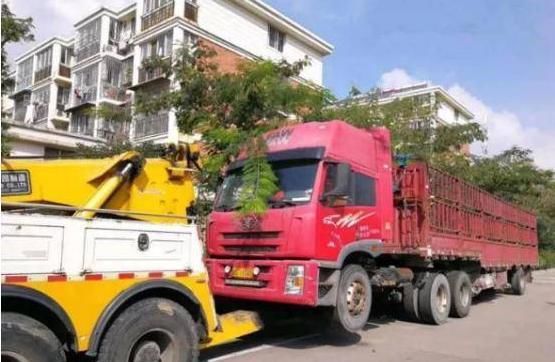  公里|高速又现＂天价拖车＂，一公里收费600元，工作人员：按标准收费