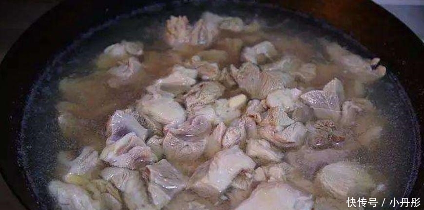  饭店|熬羊肉汤为什么总有膻味, 饭店大厨爆料: 记住这一招, 汤美味鲜!