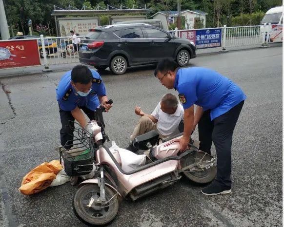 奔上|老人摔倒，他们毫不犹豫奔上前去！