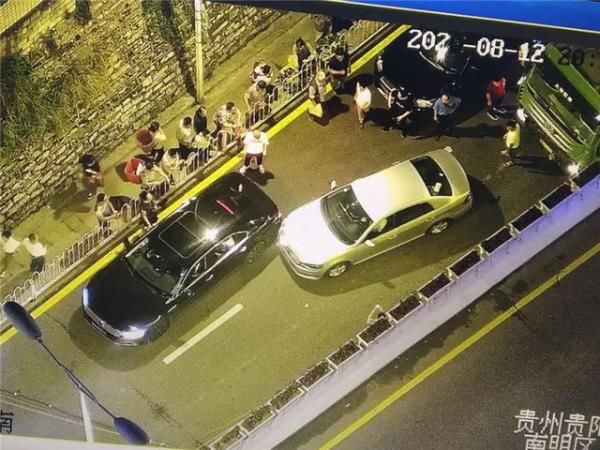  领造|贵阳两司机领造堵罚单！只因小刮擦“摆起”车扯皮，引发拥堵