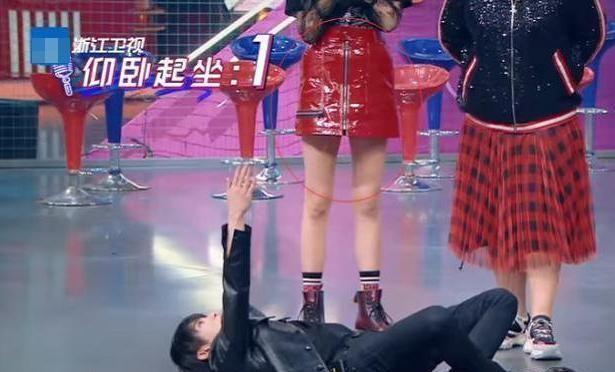  过程中|华晨宇躺地上仰卧起坐，关晓彤穿短裙站在附近，花花反应太圈粉