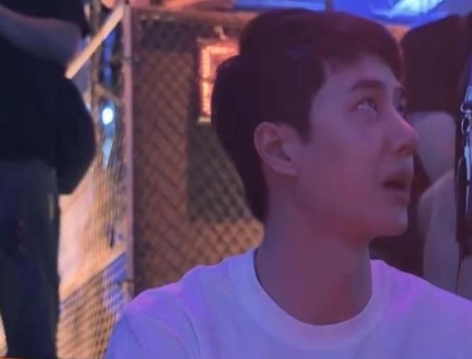 憔悴|王一博《街舞》疑“低血糖”,彩排时不停得在吃糖,素颜出镜憔悴