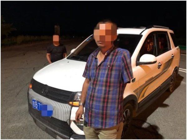  高速|惊！独臂男子高速驾车，无证竟还使用假证！！！