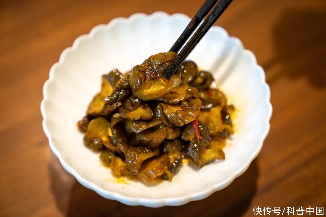自家腌菜真的致癌吗(家人们，腌菜真的可能致癌，少吃点吧！)