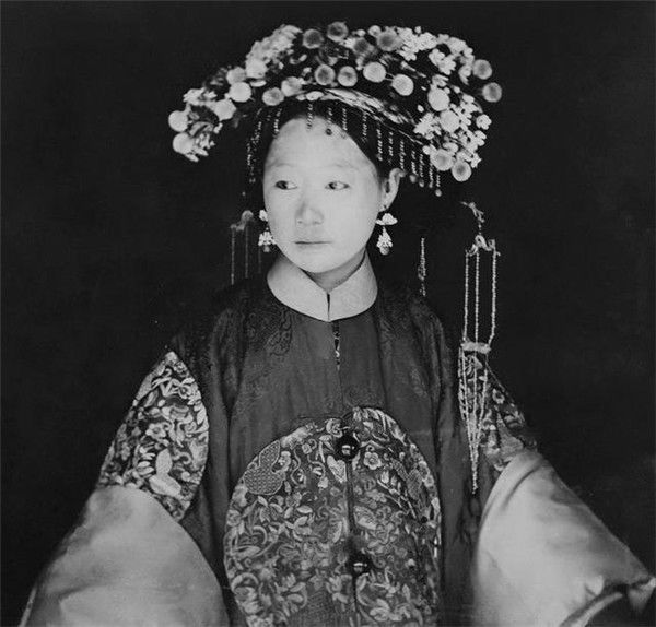 花甲|新娘猝死，花甲老翁惊现棺中，谜团重重，真相为何？