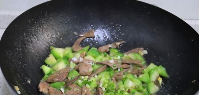  抢光|夏天就馋这瓜, 我家三天两头就吃它, 每次炒一盘, 端上桌就抢光!