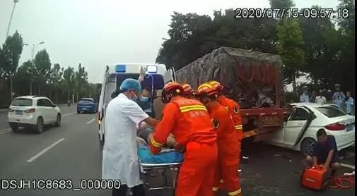  城陵矶大队|视频还原“诡异”一幕！岳阳一小车头部被戳穿后续来了