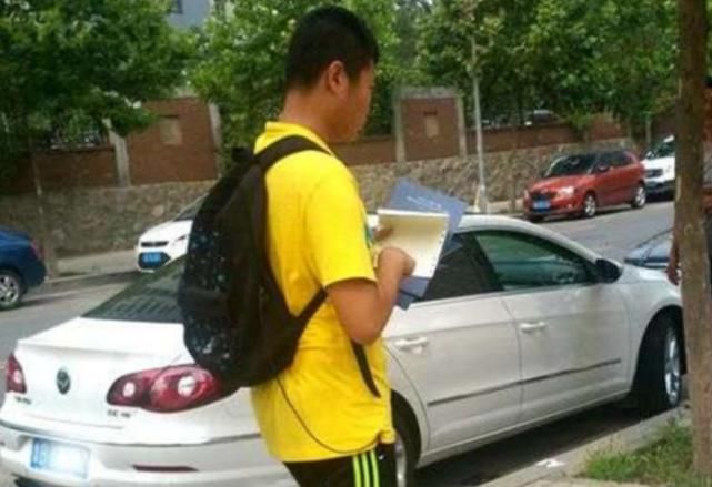 挪车电话|马路上出现“抄号族”,一天能赚好几百,车主:真想揍他们一顿