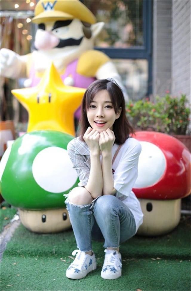 奶昔|冯提莫似乎发现自己腿优势了，阔腿裤换成奶昔少女袜后，效果绝了