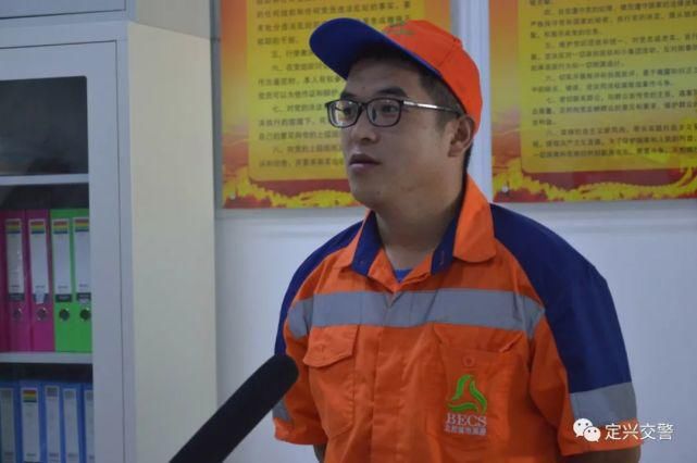 交警|定兴交警为环卫工人送上安全头盔