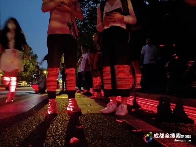  城市|全国首创“安全过街神器”现身成都 夜间过街心不虚了