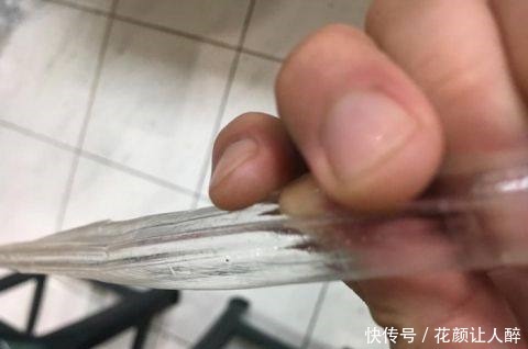 老板|吃鱿鱼吃到塑胶片，男子投诉餐厅老板，结果令人爆笑