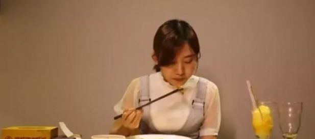 密子|密子君挑战吃“小龙虾山”,3小时清盘,看到账单,网友不淡定了