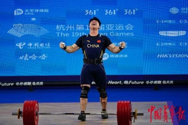 中国选手刘焕华摘得举重男子109公斤级金牌并打破两项亚运会纪录