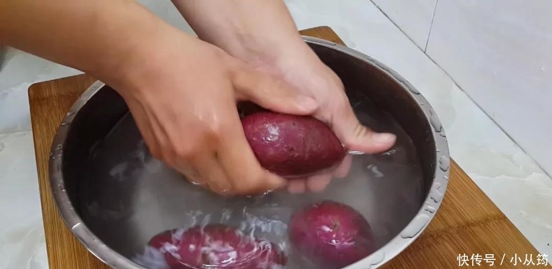 简单|1斤面粉, 4个紫薯, 不用一滴水, 平底锅做的小面包, 边吃边流口水