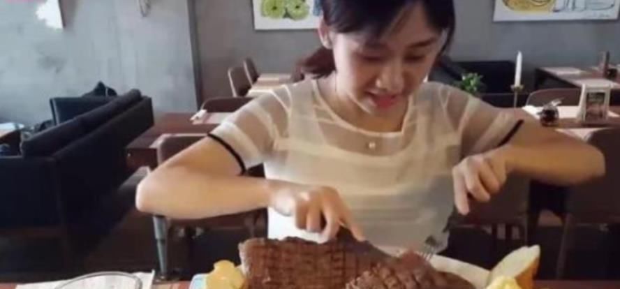 打败|密子君挑战988元超大牛排,吃完终身免单,却被配菜给“打败”了