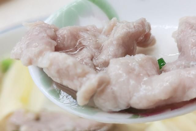  鲜美|做法简单的腐竹肉片汤，豆香浓郁，肉片鲜美滑嫩，一碗都不够喝