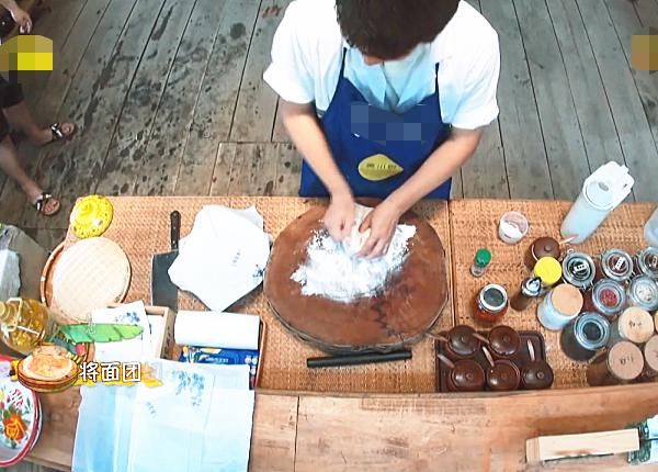  缝隙|黄磊揉面团也不摘戒指，缝隙里粘的全都是面粉，真不讲究