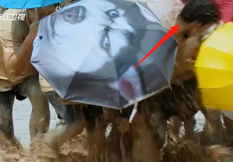  蔡徐坤|蔡徐坤被董又霖溅了一脸泥水，有谁注意到他说了啥？难怪李晨出声提醒