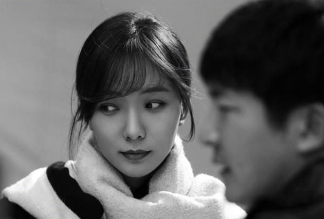  石碑|郭京飞王珞丹坐景区雕塑踩石碑, 网友怒骂太不文明, 文旅局回应打脸键盘侠