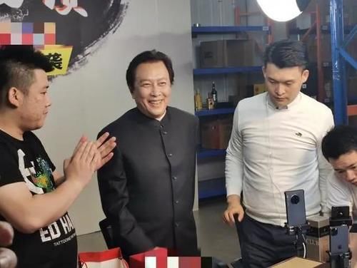 国家一级|他在《水浒传》中不出名，却是国家一级演员，今68岁与网红直播卖酒