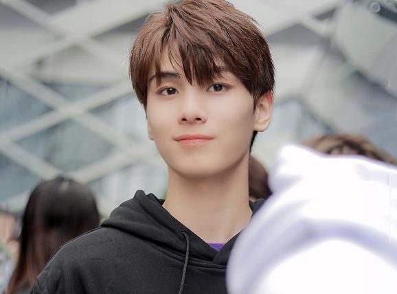  合照|程潇生日晒合照，少年之名全员为她庆生，看到C位的男孩：太意外