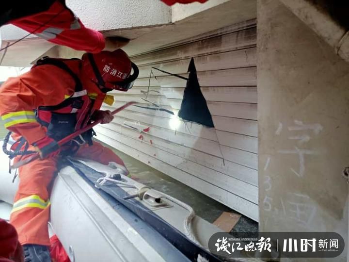  姜先生|价值25万的字画“被困”，消防员划着冲锋舟“抢救”