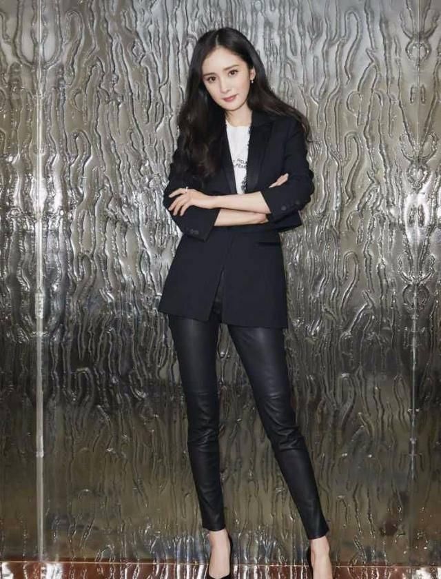  轻松|杨幂的衣品果然没让大家失望，西装配皮裤都能轻松驾驭，佩服！