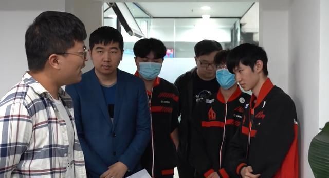 AG超玩会|AG梦泪不认识自家教练,表示这个人是谁还是月光强一点