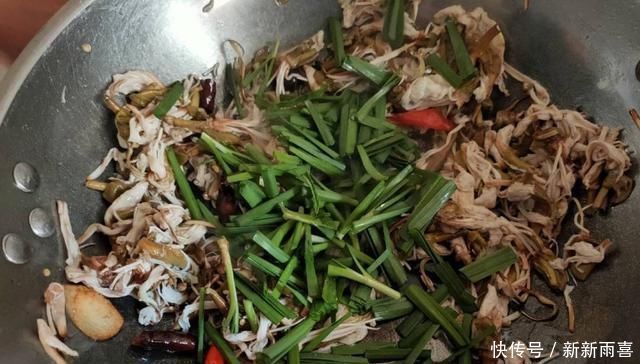 下饭|山上这野花,见了必摘一大袋,焯水炒一炒,清香又爽口,太下饭了