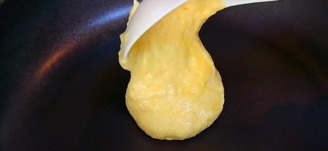  油不放|玉米面别煮粥了，不放一滴油不放一滴水，就做出蓬松的玉米饼