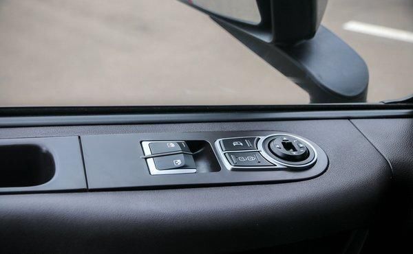  实拍|新增各种预警配置，实拍520马力现代创虎重卡，还有越野模式