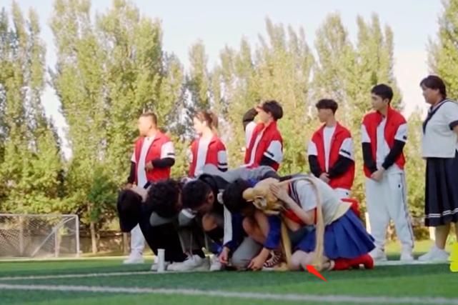  嘉宾们|鞠婧祎裙子太短，节目组要求嘉宾蹲下时，她这救场方式也太机智了